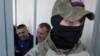 Украинские моряки Богдан Головаш и Денис Гриценко перед началом судебного заседания о продлении ареста 
