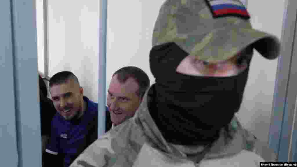 Військовополонені українські моряки Богдан Головаш і Денис Гриценко в будівлі Лефортовського суду в Москві