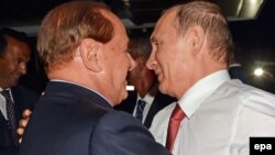 Сильвио Берлускони и Владимир Путин в римском аэропорту 10 июня 2015 г. 