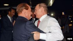 Președintele rus Vladimir Putin (dreapta) se întâlnește cu fostul prim-ministru italian Silvio Berlusconi (stânga) pe aeroportul Fiumicino din Roma, 10 iunie 2015