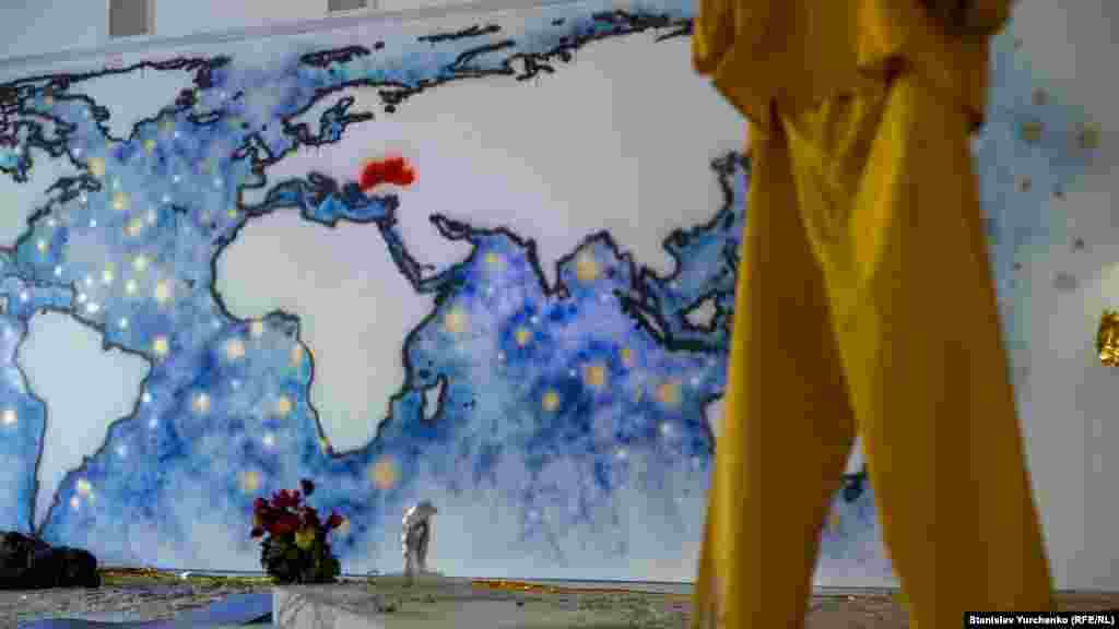 Выставка современной художницы Марии Куликовской&nbsp;&laquo;Плот &laquo;Крым&raquo; в Киеве, 7 сентября 2016 года