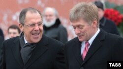 Șeful diplomației ruse, Serghei Lavrov, și purtătorul de cuvânt al Kremlinului, Dmitri Peskov.