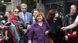 სვეტლანა ალექსიევიჩი ბელარუსის საგამოძიებო კომიტეტში ვიზიტის შემდეგ, 2020 წლის აგვისტო, მინსკი.
