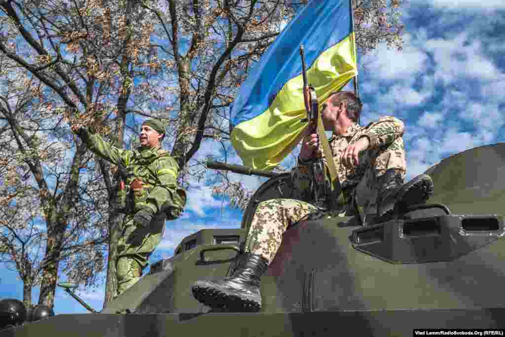 Українські військові позують на своїй техніці