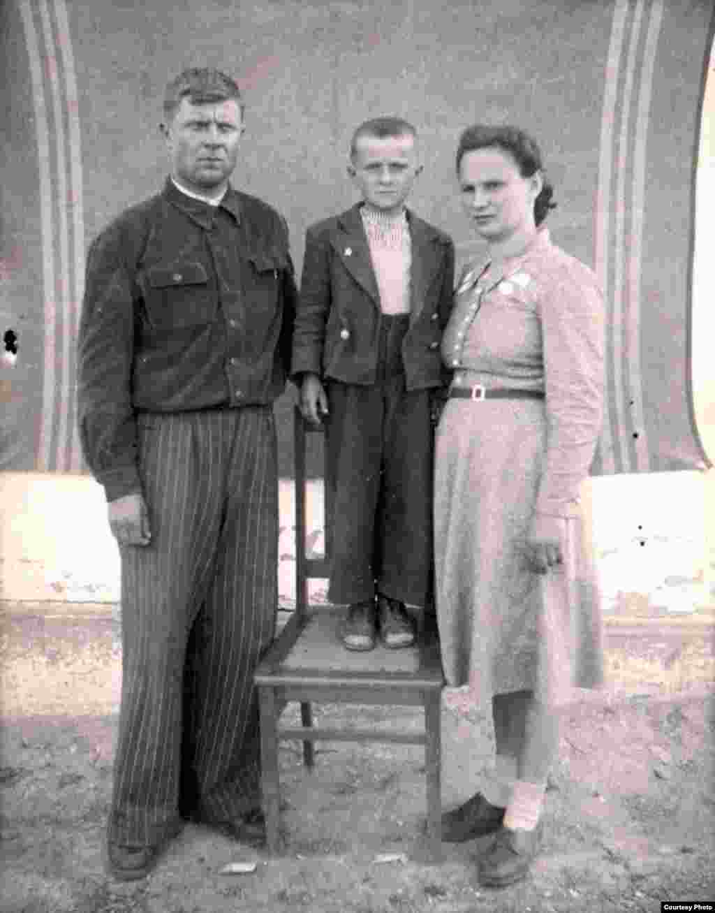 Ivan Ostaficiuc pe când avea 4 ani, cu părinții Andrei și Vera. Goleni, circa 1950