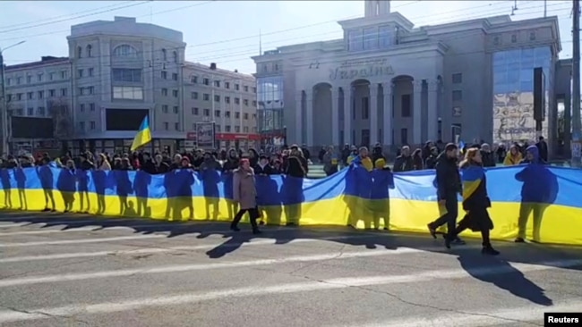 Під час акції в центрі Херсону проти російської окупації, 13 березня 2022 року