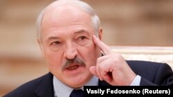 Лукашенко заявив, що підпише документ, що передає владу Радбезу в разі його загибелі, у квітні, після того, як білоруські спецслужби заявили про запобігання змові, учасники якої нібито хотіли влаштувати військовий переворот