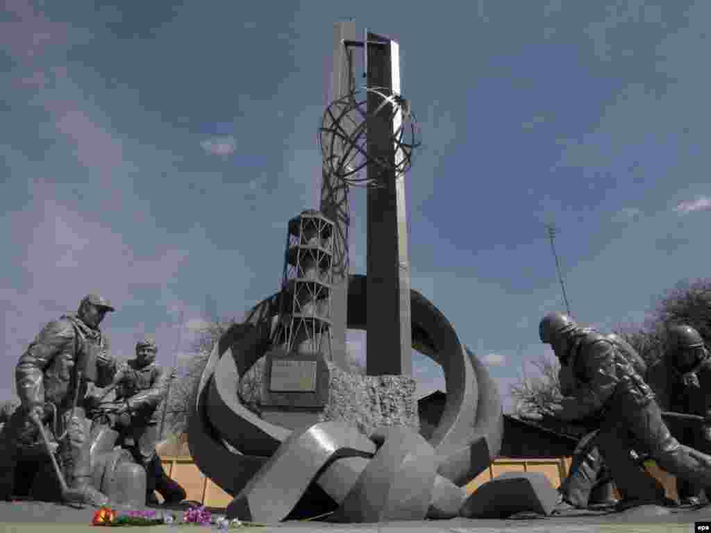 АЭС апатының салдарын жоюшыларға арналған ескерткіш. Чернобыль қаласы, Украина. 19 сәуір 2010 жыл.