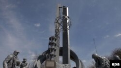 Апаттың салдарын жоюшыларға арналған ескерткіш. Чернобыль қаласы, Украина