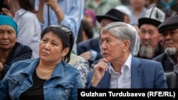 Almazbek Atambayev (sağda) etiraz aksiyasında