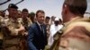 Прэзыдэнт Францыі Эманюэль Макрон наведвае францускіх вайскоўцаў у Малі, 19 траўня 2017 году