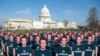 O sută de decupaje de carton ale fondatorului Facebook, Mark Zuckerberg, plasate în fața Capitoliului de la Washington de activiștii grupului Avaaz, 10 aprilie 2018