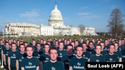 Facebook-un qurucusu Mark Zuckerberg bu il aprelin 10-da Konqresdə dindiriləndə keçirilən etiraz aksiyası