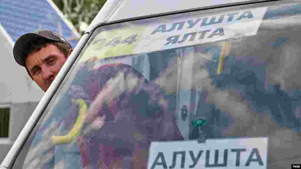25 мая 2020 года в аннексированном Крыму и Севастополе возобновили в обычном режиме междугороднее и пригородное автобусное сообщение
