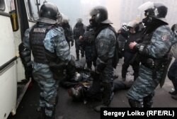 Бойцы "Беркута" на Крещатике в Киеве. На земле лежат один убитый (пулевое ранение в голову) и один раненый из бойцов их роты