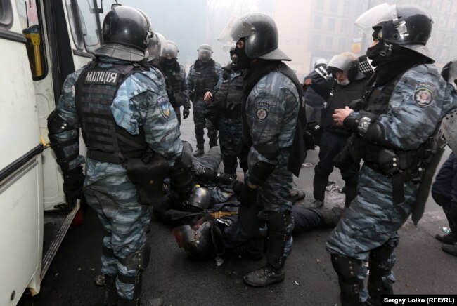 Бойцы "Беркута" на Крещатике в Киеве. На земле лежат один убитый (пулевое ранение в голову) и один раненый из бойцов их роты