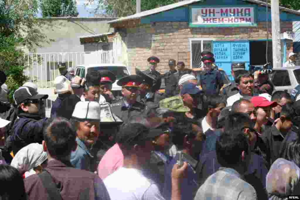 Түпкө өтө албай, ар кай жактан сүрүлгөн оппозициянын өкүлдөрү акыры Балыкчыга жыйналышты. - kyrgyzstan - Participants of the Opposition Rally Dispersed By Kyrgyz Police in Ysyk-Kol Region. 31May2009