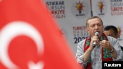 Premierul Tayyip Erdogan la un meeting electoral