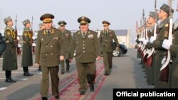 Armenia - General Valery Gerasimov (L), chief of staff of Russia's armed forces, and his Armenian counterpart, General Yuri Khachaturov, inspect an honor guard before their talks in Yerevan, 15Feb2013.