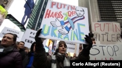Протест проти агресії Росії щодо України. Учасники походу до російського консульства в Нью-Йорку, 2 березня 2014 року