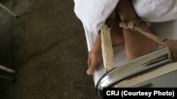 Pacienți legați de pat la Centrul de Recuperare a Persoanelor cu Handicap din Sighetu Marmației