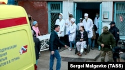Во время эвакуации пострадавших после нападения на Керченский политехнический колледж на территории городской больницы №1