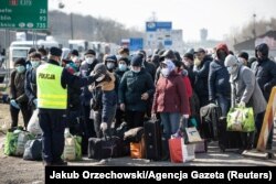 Украинские трудовые мигранты на польско-украинской границе.