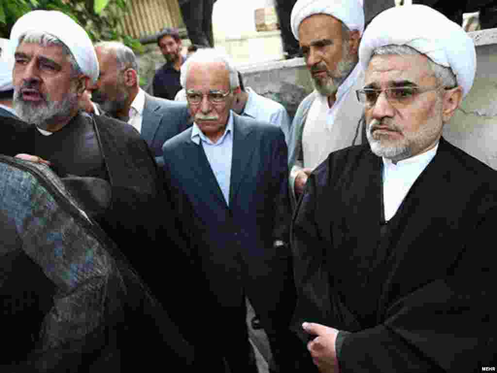 عبدالله نوری (راست)، وزیر پیشین کشور ایران، حبیب الله پیمان (وسط) از فعالان سیاسی و عبدالمجید معادیخواه (چپ)، وزیر پیشین فرهنگ و ارشاد اسلامی
