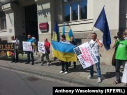 Учасники протесту перед готелем, де відбувалася презентація, з написами на кшталт «Не хочемо терористичної організації «ДНР» у Чехії»