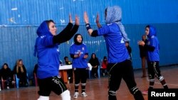 ارشیف، یو شمېر افغان نجونې د والیبال سیالي کوي.