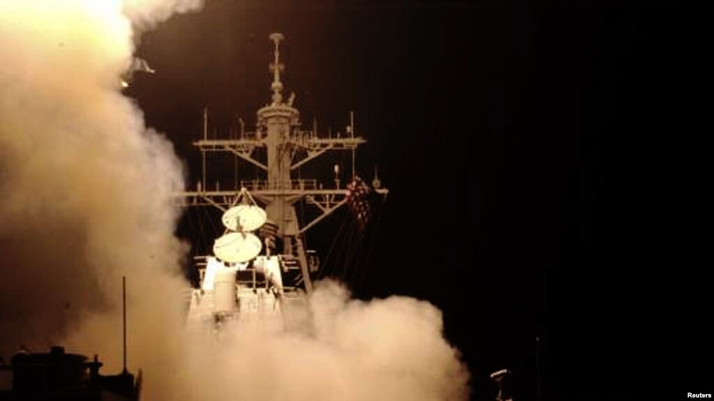 Запуск ракет "Томагавк" с американского эсминца в Средиземном море