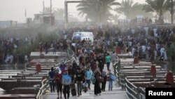 نازحون من الرمادي يعبرون جسر بزيبز المؤدي إلى بغداد - 19 أيار 2015