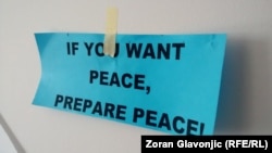 "Ako želite mir – stvorite mir", poruka izbeglica iz Centra za azil u Krnjači.