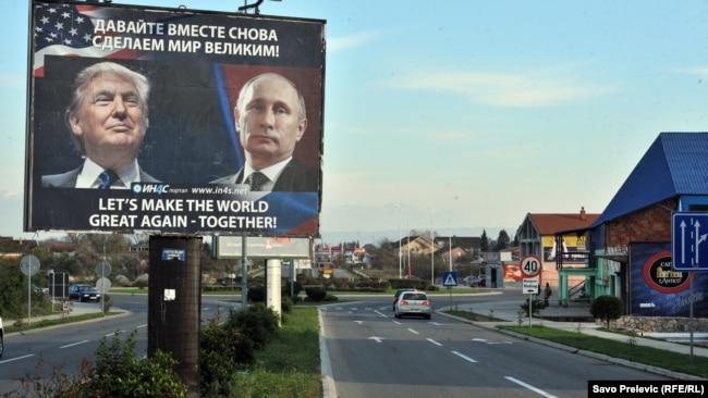 Altman: Još nije jasno kakvu će politiku Trump da vodi prema Balkanu (na fotografiji: plakat sa slikom Donalda Trampa i Vladimira Putina u Danilovgradu, Crna Gora)
