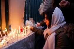 În fața Universității din Teheran, lumea a aprins lumânări în memoria victimelor avionului ucrainean de pasageri, doborât din greșeală de armata iraniana. Memorialul a degenerat în proteste anti-regim, sâmbătă 11 ianuarie 2020.