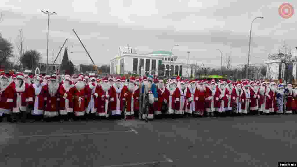 The Uzbek capital, Tashkent, witnessed a parade of Santa Clauses in an event organized by the Defense Ministry. More than 500 volunteers will be acting as Santa Clauses in New Year events in various schools around Tashkent.