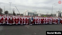 В воскресенье, 16 декабря, сотни Дедов Морозов прошлись по центральным улицам Ташкента.