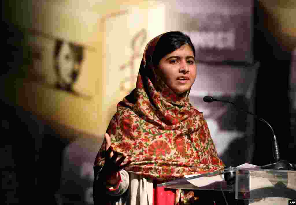 Malala Beynəlxalq Amnistiyanın mükafatını alarkən. 