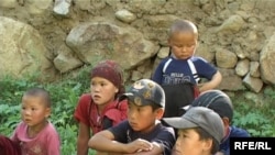 Children in the village of Zardaly, in Batken (file photo)
