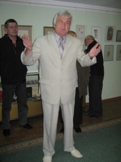 Якуб Аппазов выступает на открытии выставки, приученной к 65-й годовщине депортации крымскотатарского народа (Фото из архива автора)