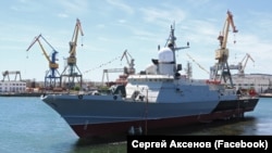 Церемонія спуску на воду малого ракентного корабля проєкту 22800 «Циклон» на суднобудівному заводі «Залив». Керч, Крим, 2020 рік