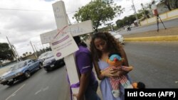 Активисты движения за права женщин протестуют против убийства женщин и насилия на демонстрации возле посольства Гватемалы в Манагуа. Архивное фото