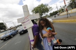 Активисты движения за права женщин протестуют против убийства женщин и насилия на демонстрации возле посольства Гватемалы в Манагуа