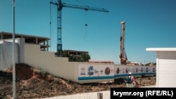 Строительство апартаментов рядом с Солдатским пляжем в Севастополе, июнь 2019 года