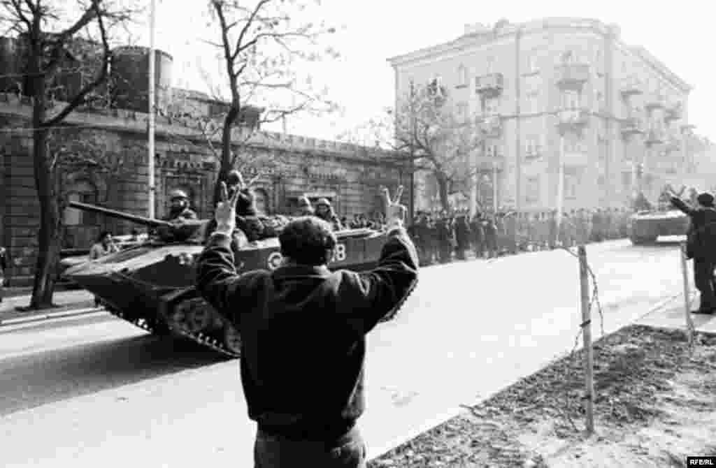 Azerbaijan -- Soviet tanks in Baku during Black January, Jan1990