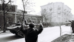 Советская боевая машина пехоты в Баку. 20 января 1990 года.