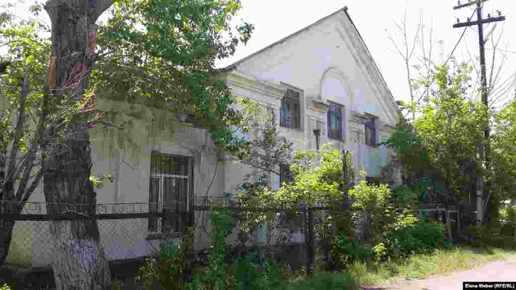 Бұл ғимаратта «Абай қуат желілері» коммуналдық кәсіпорны орналасқан. Ғимарат бұрын Карлаг өндірісі мен шаруашылығы жетістіктері көрмесінің үйі болған. Онда өсімдіктердің жаңа сұрыптарын, механикаландырудың жаңа түрлерін, мал шаруашылығының жетістіктерін қойған. Карлаг тұтқындары "моңғолдың қарабас қойы" деген ерекше тұқым шығарған. Ол қойлардың ірілері 200 килограмға дейін тартқан. Одан бөлек, Карлагта Лавр атты бұқа өсірген, оның салмағы екі жылда 980 килограмға жеткен. Бұл Карлагта өсірілген ең ірі бұқа емес. - Карлагта ерлі-зайыпты Михаил Цителов пен Лилия Пальмен тұтқында болған. Бұл басшылық үйленуге рұқсат еткен жалғыз жұп болған. Олар жүк көліктерінің генераторын ойлап тапқан. Олардың осы жаңалықтары арқасында Карлагтың өзі ғана соғыс жылдары 11 миллион литр бензин үнемдеген, - дейді экскурсия жүргізуші. 