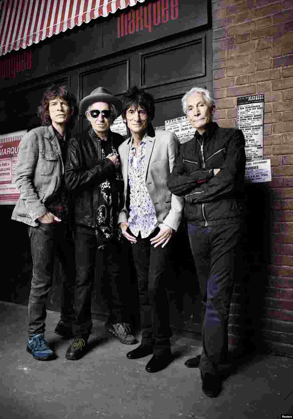 Rolling Stones позируют перед Marquee Club в Лондоне, 11 июля 2012 года