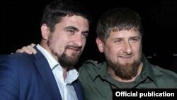 ООО "Чеченфильм" кинокомпанин куьйгалхо Терекбаев Беслан (аьрро) Нохчийчоьнан куьйгалхочуьнца Кадыров Рамзанца. 