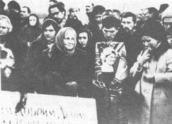 Стус тримає портрет Алли Горської на її похороні. Київ, 7 грудня 1970 року